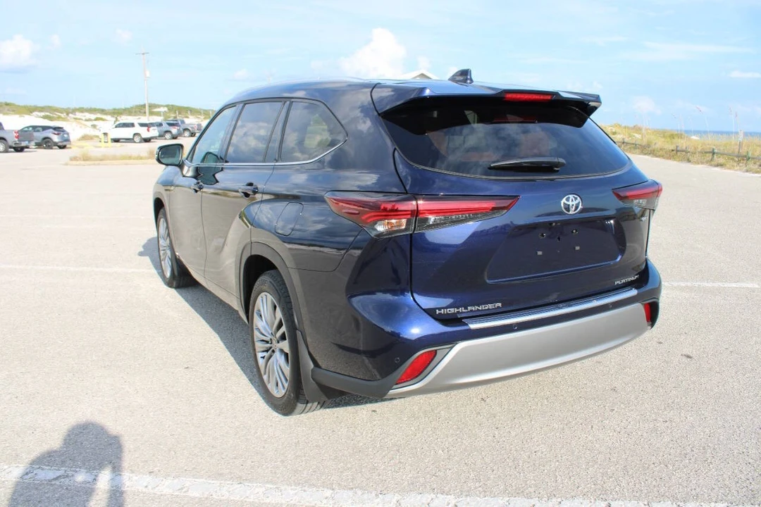 2025 Toyota Highlander - Image 13 of 21