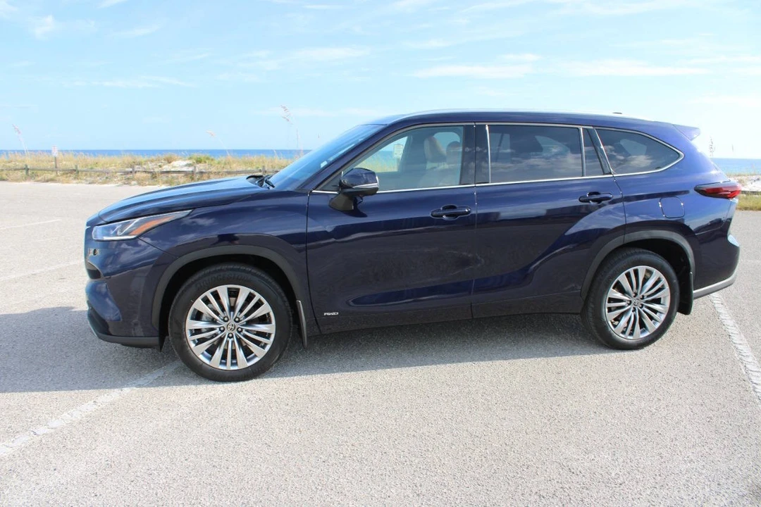 2025 Toyota Highlander - Image 4 of 21