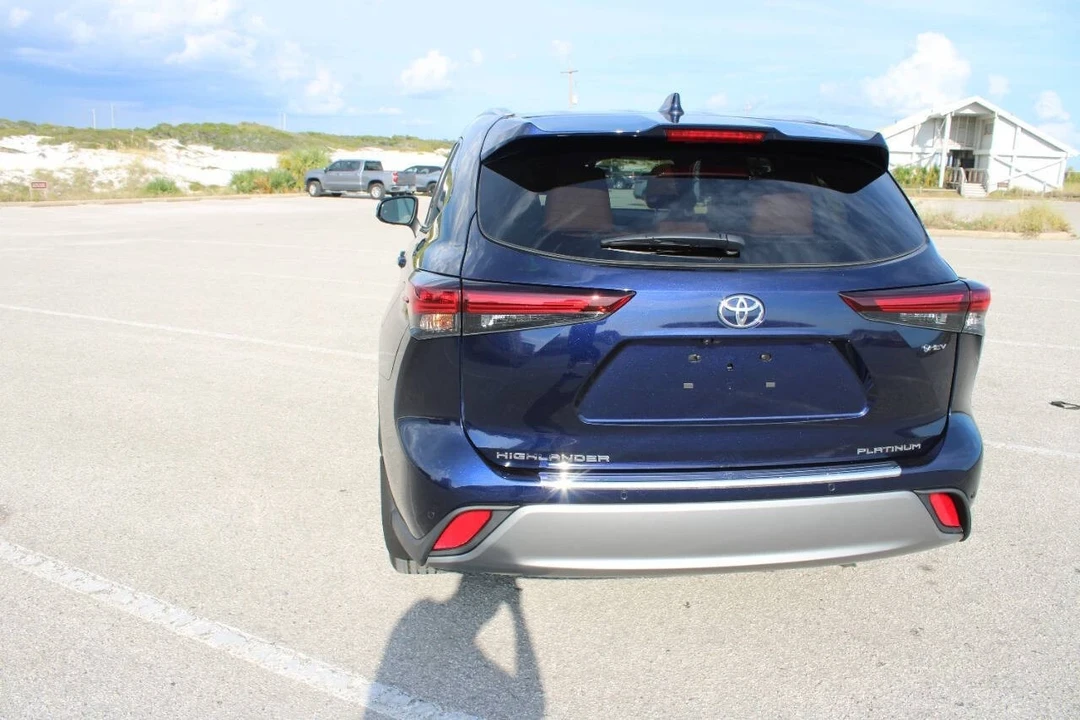 2025 Toyota Highlander - Image 15 of 21