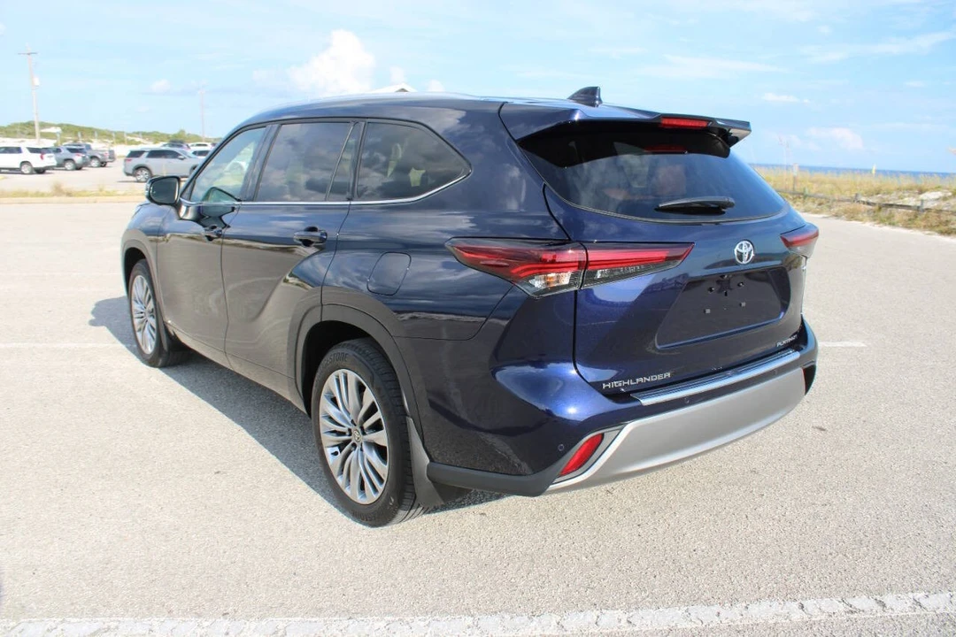 2025 Toyota Highlander - Image 12 of 21