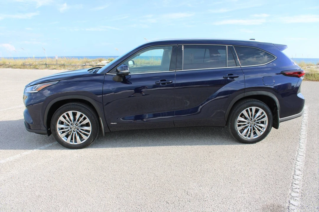 2025 Toyota Highlander - Image 5 of 21