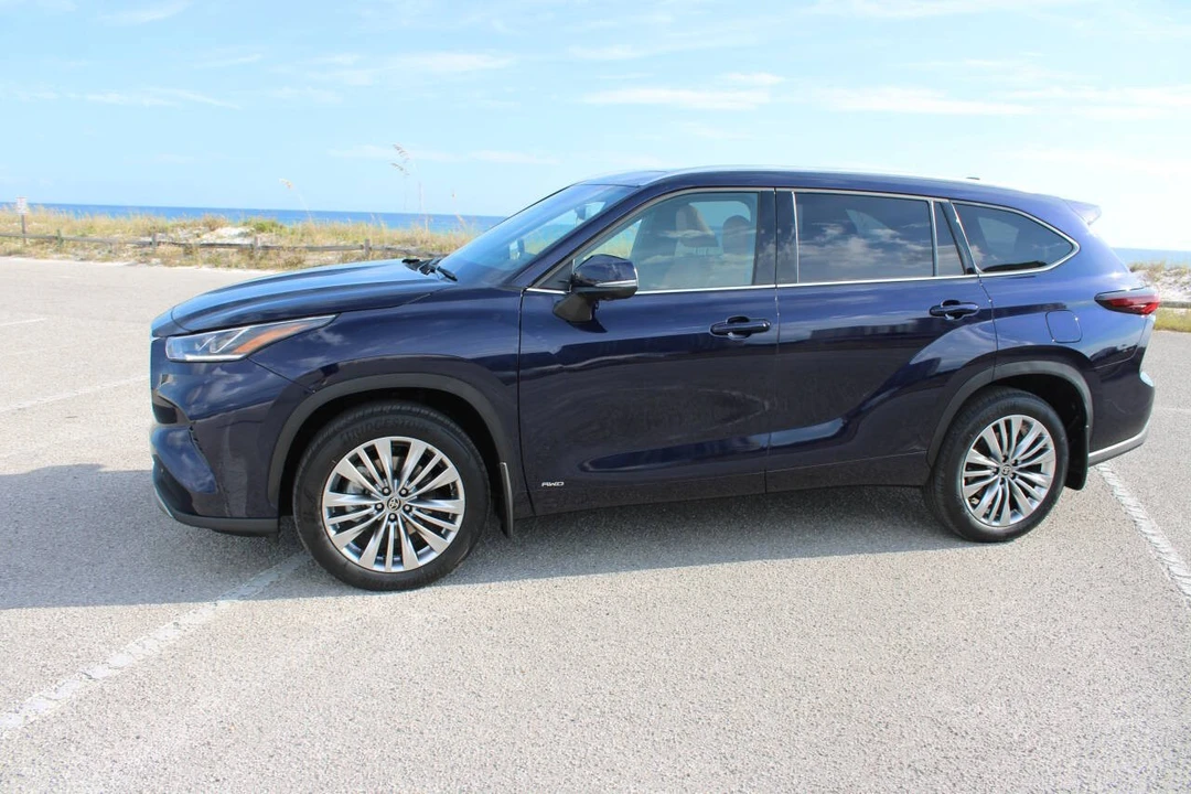 2025 Toyota Highlander - Image 3 of 21