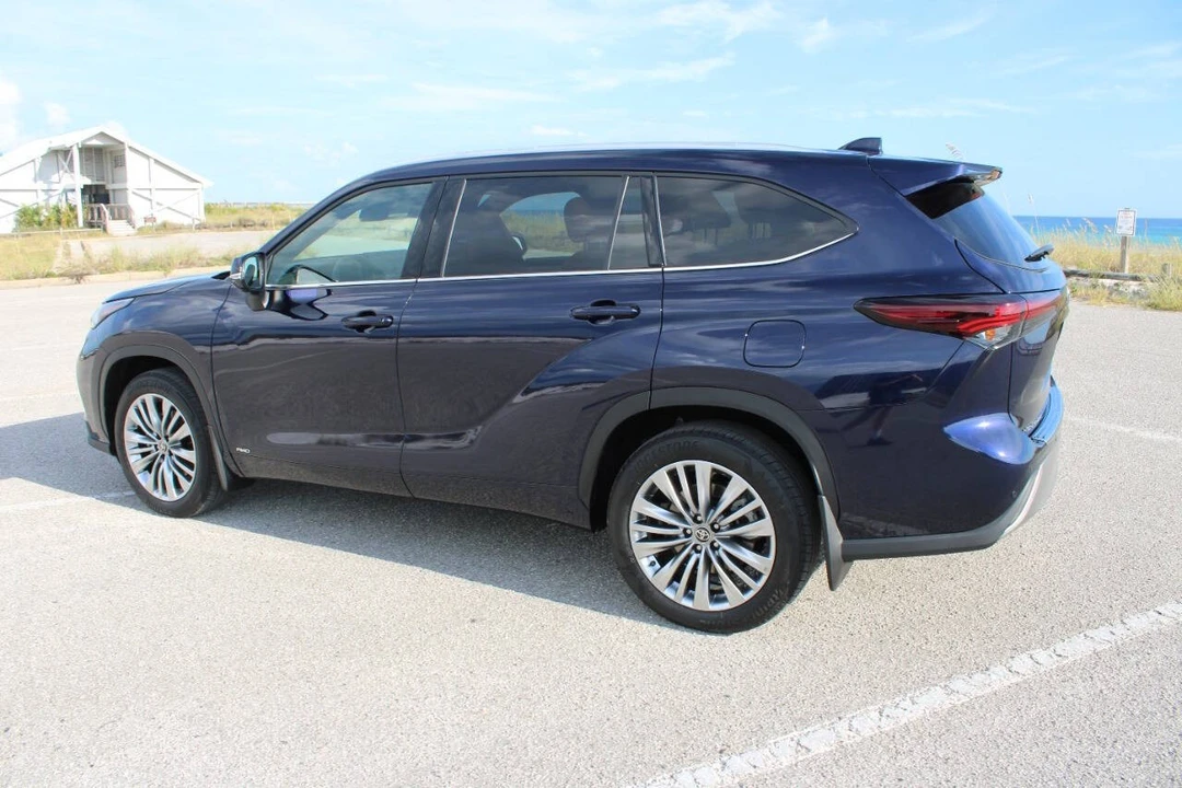 2025 Toyota Highlander - Image 9 of 21
