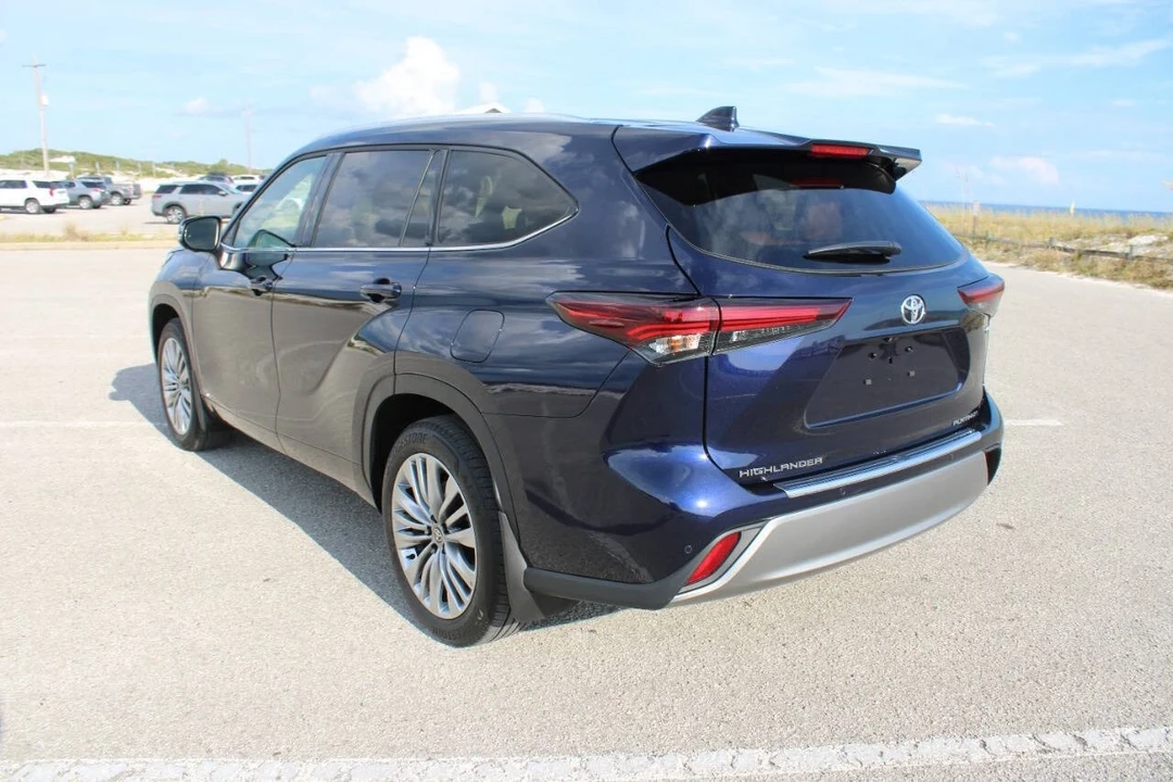 2025 Toyota Highlander - Image 12 of 21