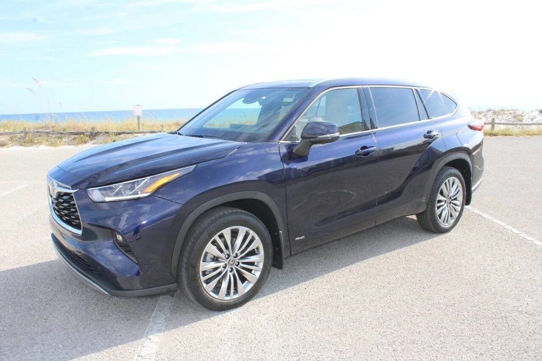 2025 Toyota Highlander - Image 2 of 21