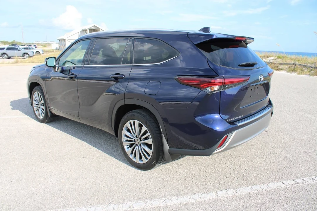 2025 Toyota Highlander - Image 11 of 21