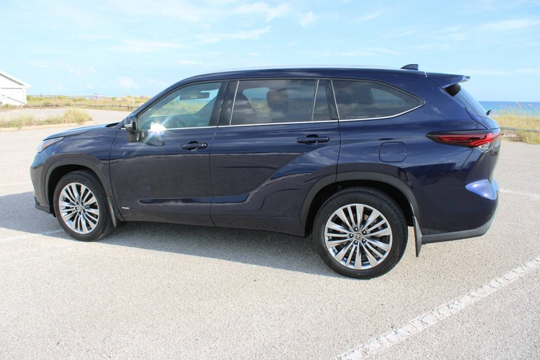 2025 Toyota Highlander - Image 8 of 21