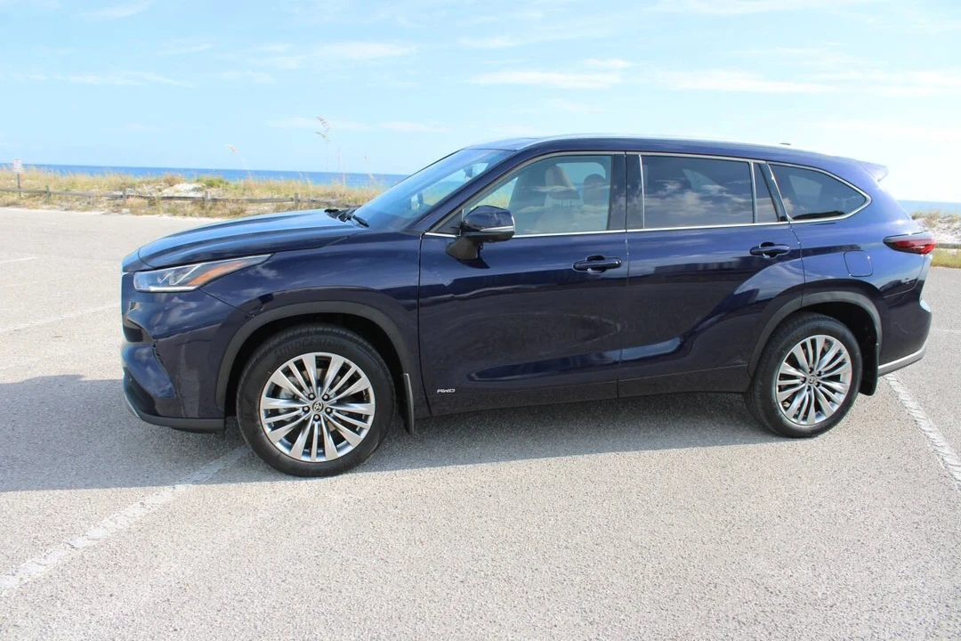 2025 Toyota Highlander - Image 3 of 21