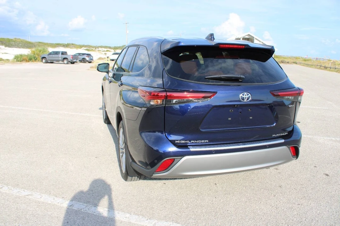 2025 Toyota Highlander - Image 14 of 21
