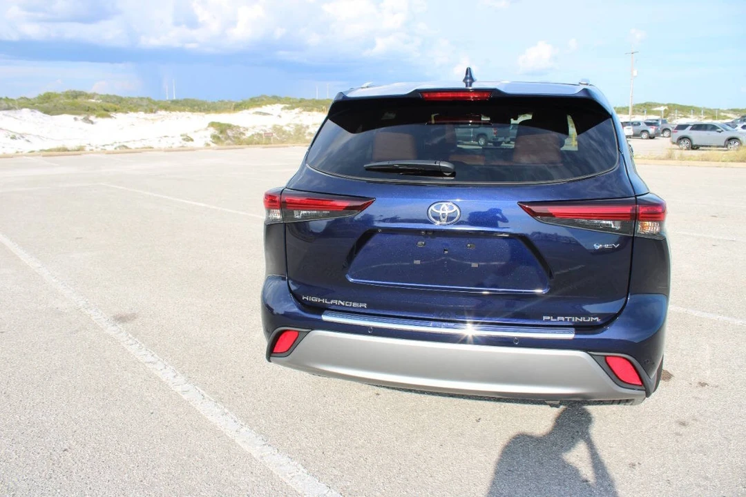 2025 Toyota Highlander - Image 17 of 21