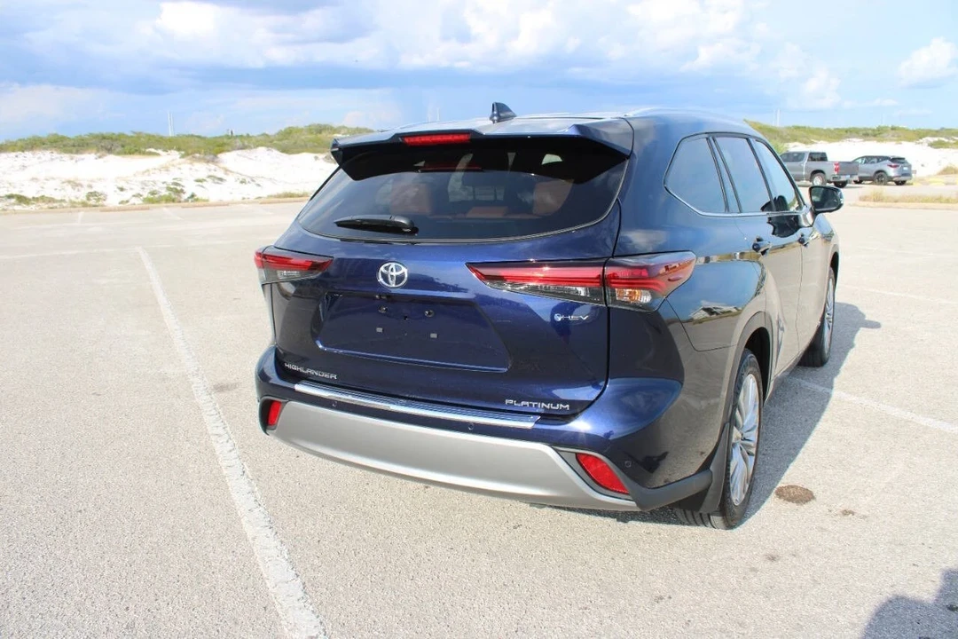 2025 Toyota Highlander - Image 19 of 21