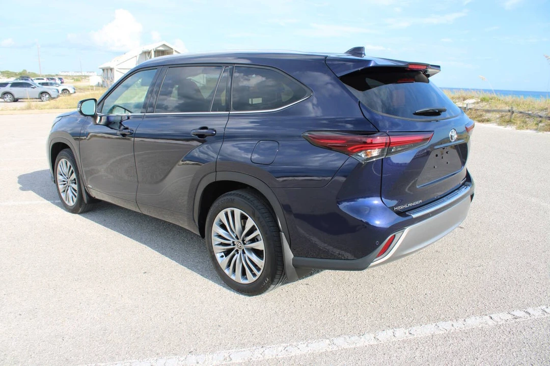 2025 Toyota Highlander - Image 11 of 21