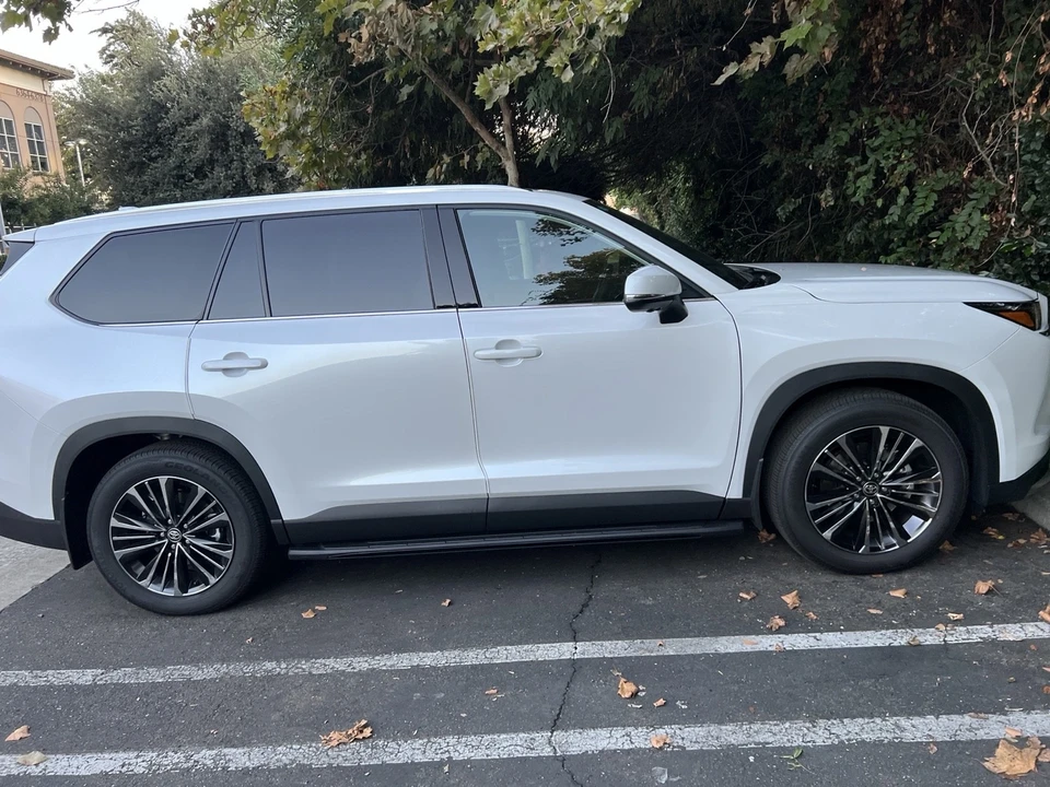 2025 Toyota Highlander - Image 8 of 17