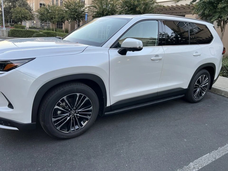 2025 Toyota Highlander - Image 2 of 17