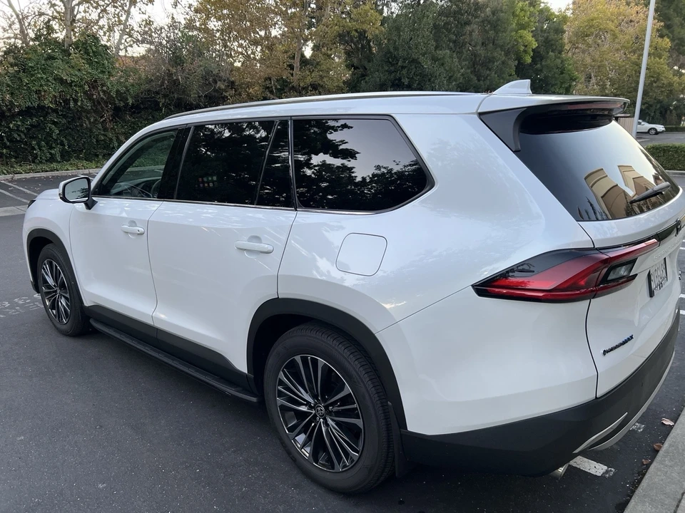 2025 Toyota Highlander - Image 3 of 17