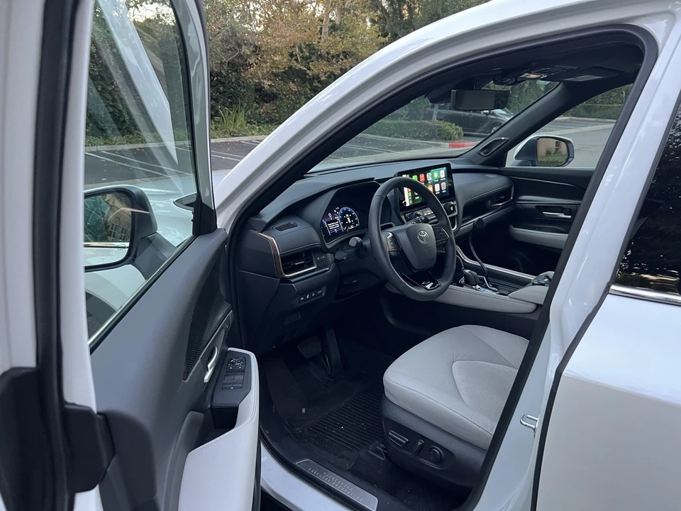 2025 Toyota Highlander - Image 16 of 17