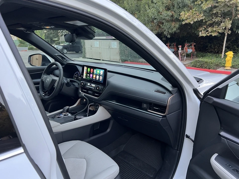 2025 Toyota Highlander - Image 13 of 17