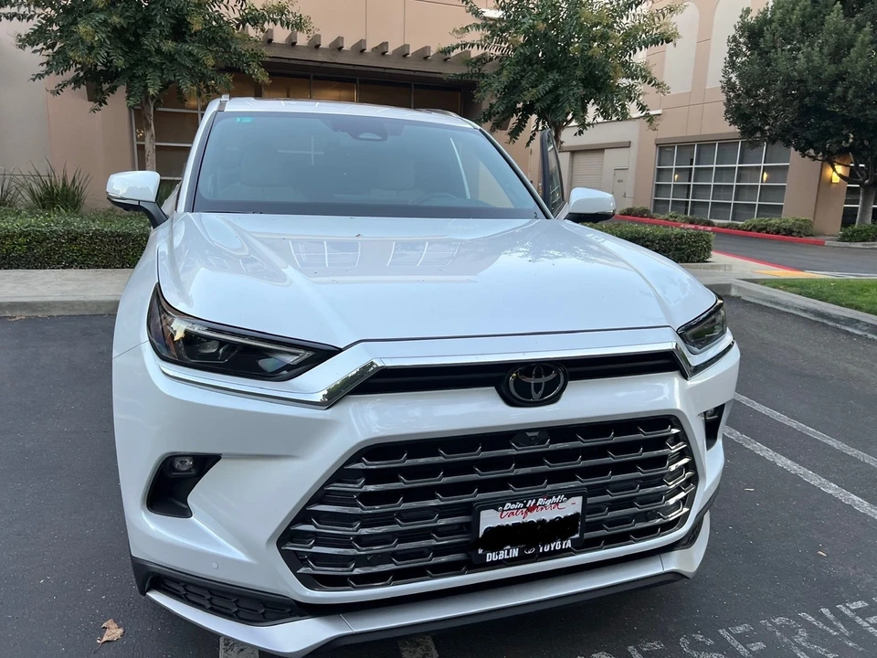 2025 Toyota Highlander - Image 7 of 17