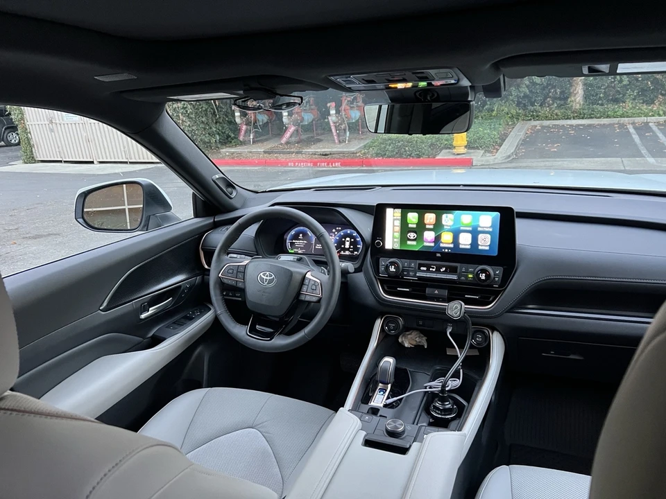 2025 Toyota Highlander - Image 12 of 17