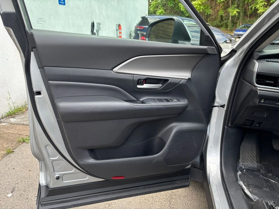2025 Toyota Highlander - Image 20 of 31