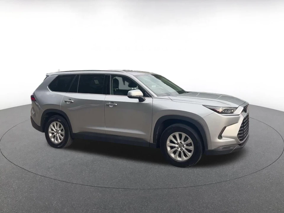 2025 Toyota Highlander - Image 2 of 31