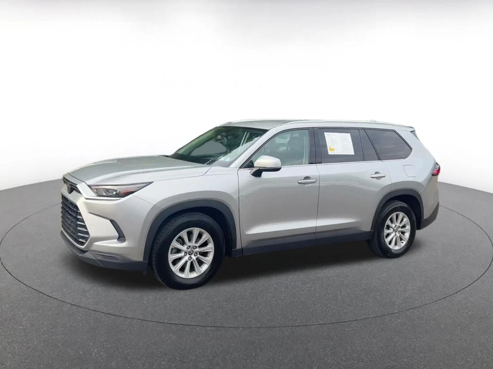2025 Toyota Highlander - Image 8 of 31