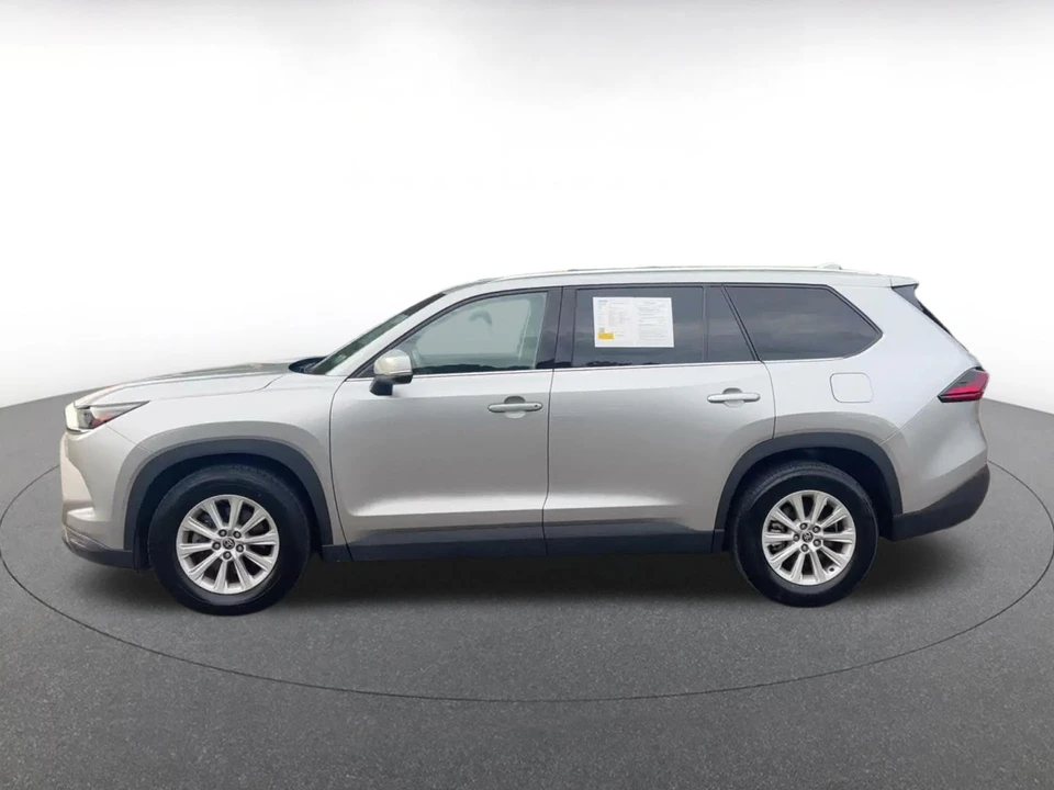 2025 Toyota Highlander - Image 9 of 31