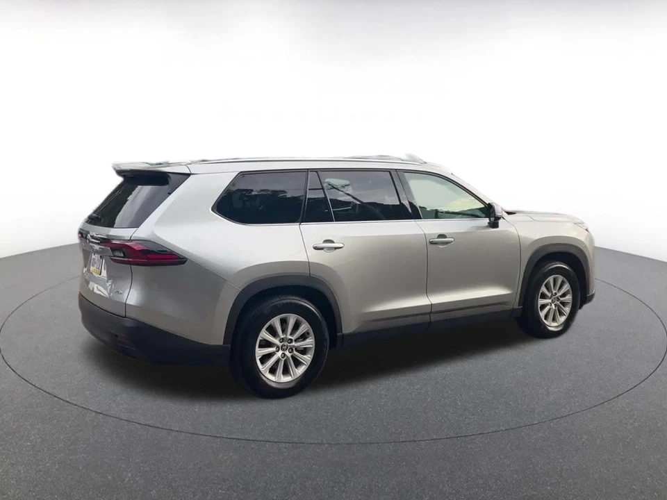 2025 Toyota Highlander - Image 16 of 31