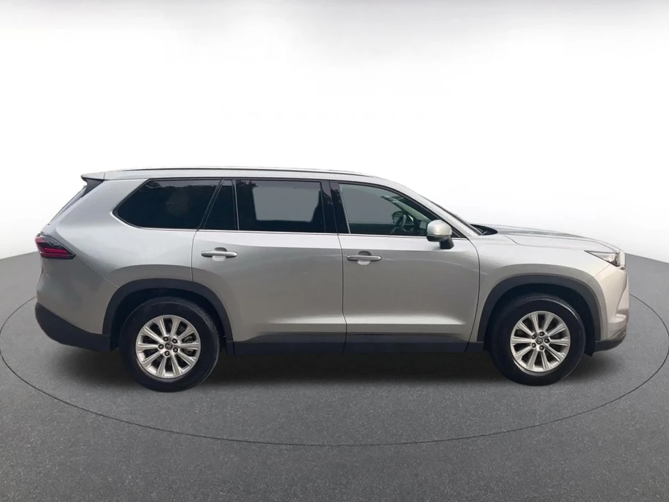 2025 Toyota Highlander - Image 17 of 31