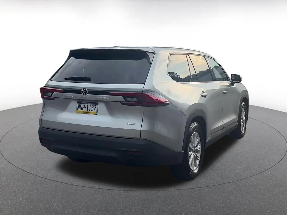 2025 Toyota Highlander - Image 15 of 31