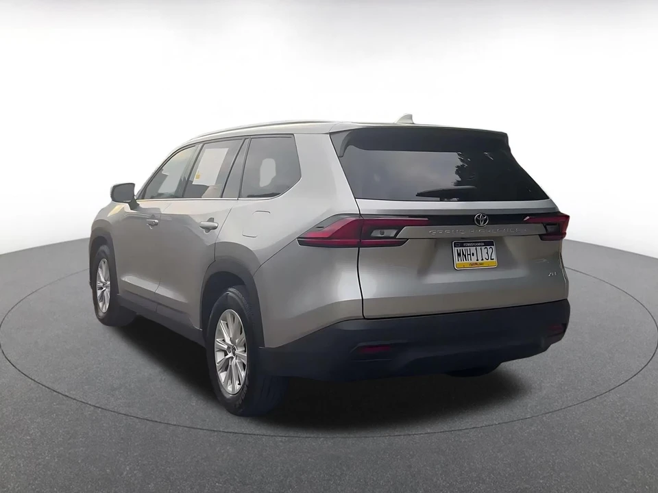 2025 Toyota Highlander - Image 12 of 31
