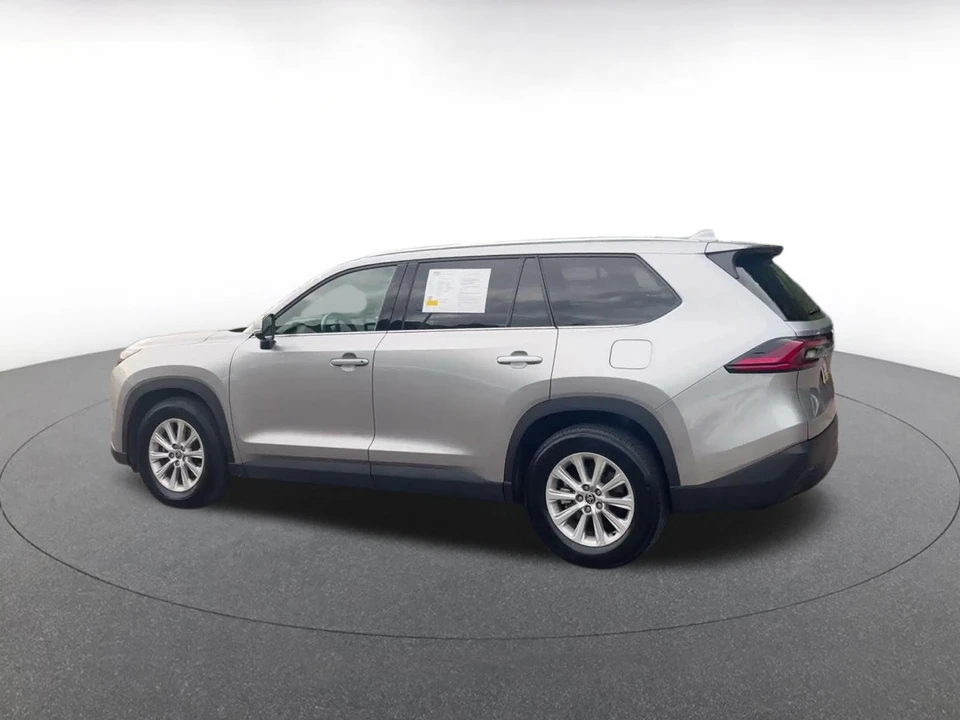 2025 Toyota Highlander - Image 11 of 31