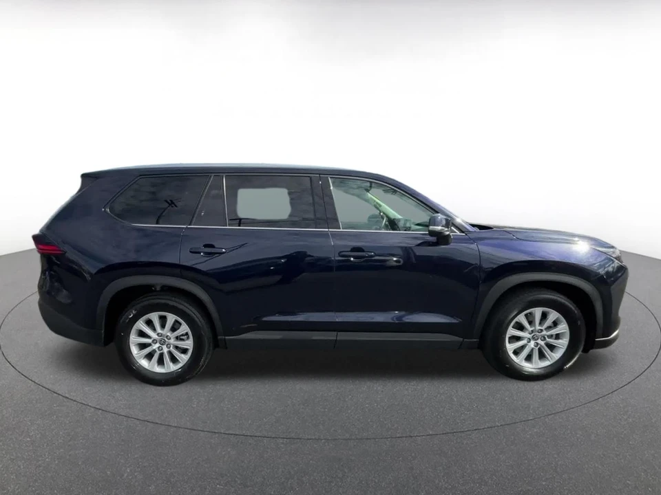 2025 Toyota Highlander - Image 17 of 31