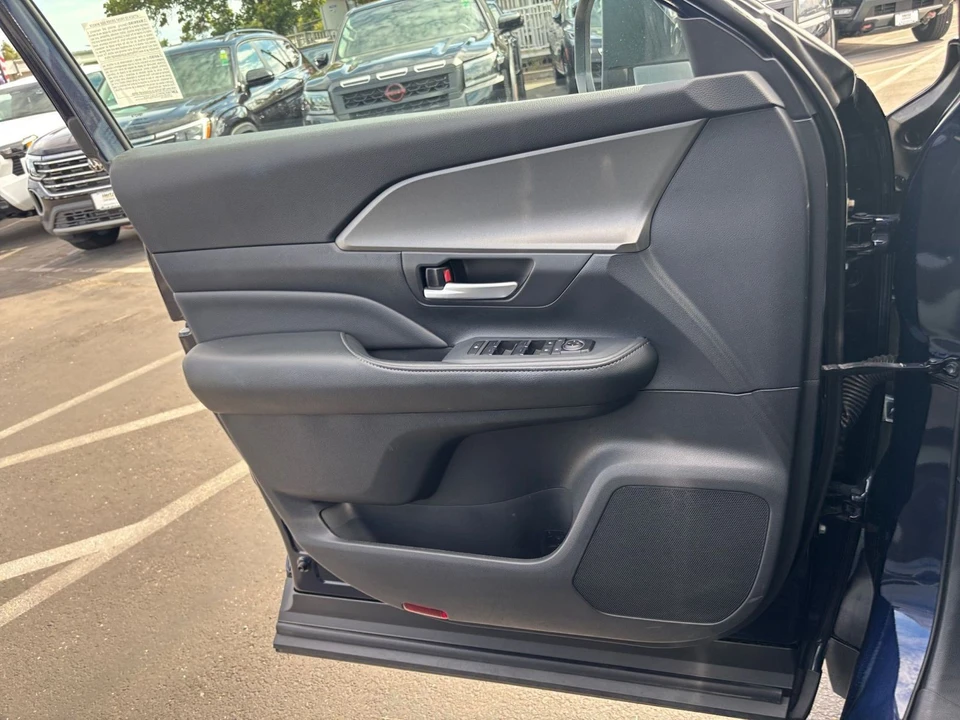 2025 Toyota Highlander - Image 20 of 31