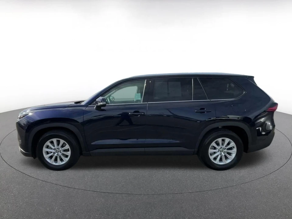 2025 Toyota Highlander - Image 9 of 31