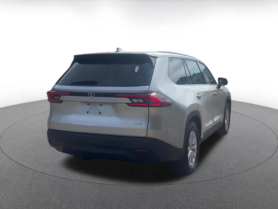 2025 Toyota Highlander - Image 16 of 31