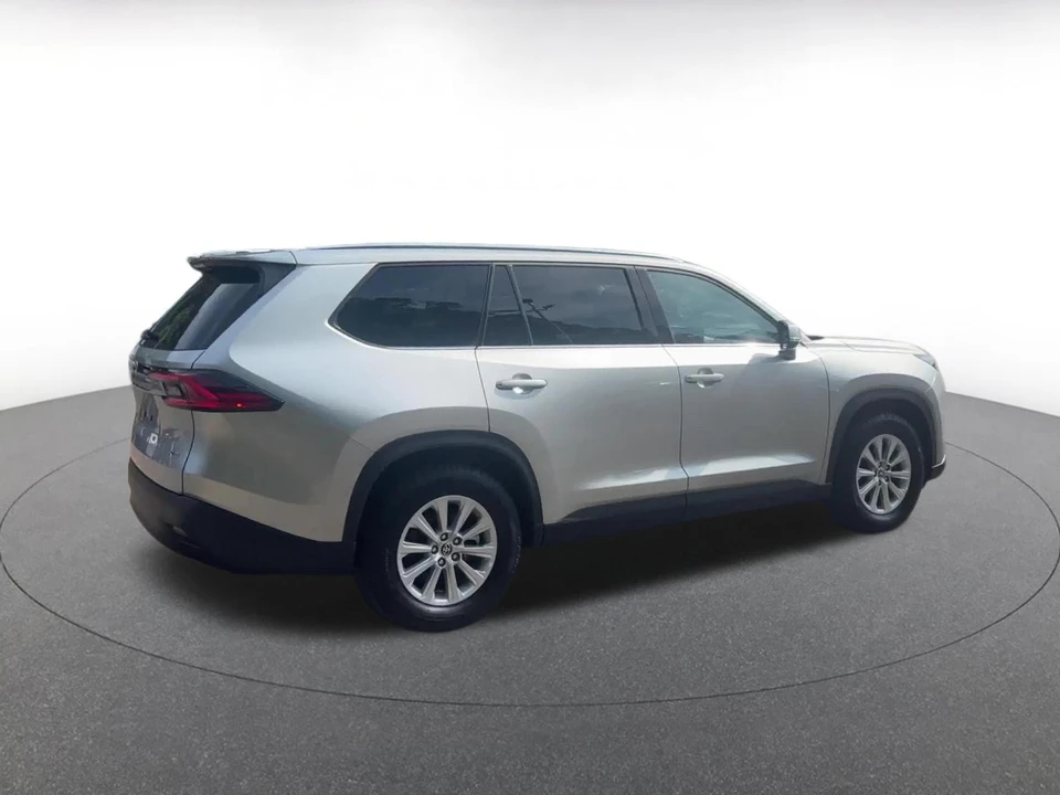 2025 Toyota Highlander - Image 15 of 31