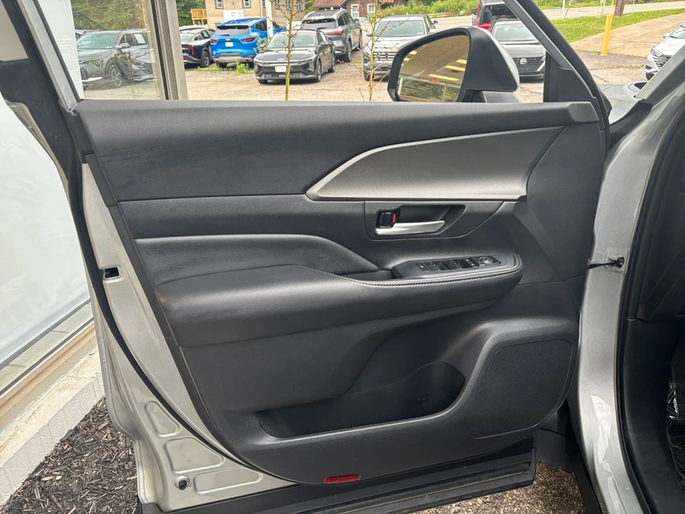 2025 Toyota Highlander - Image 20 of 31