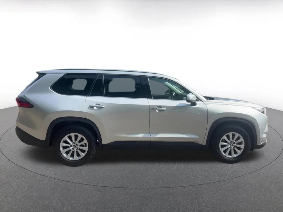 2025 Toyota Highlander - Image 17 of 31