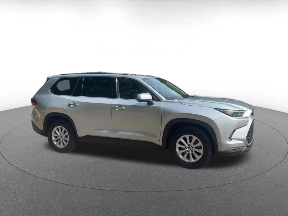 2025 Toyota Highlander - Image 2 of 31