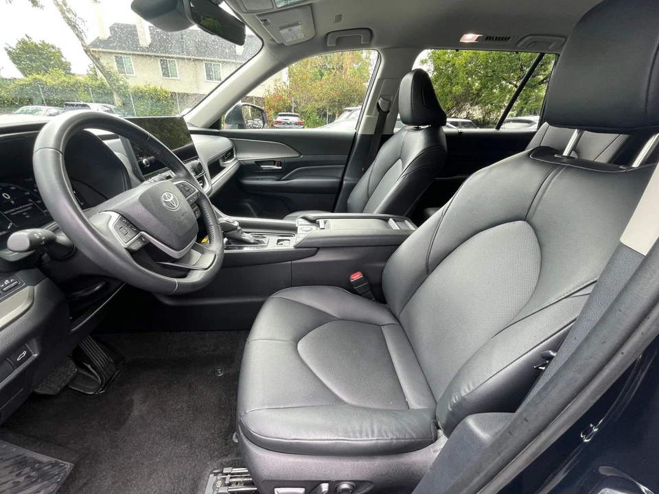 2025 Toyota Highlander - Image 29 of 31