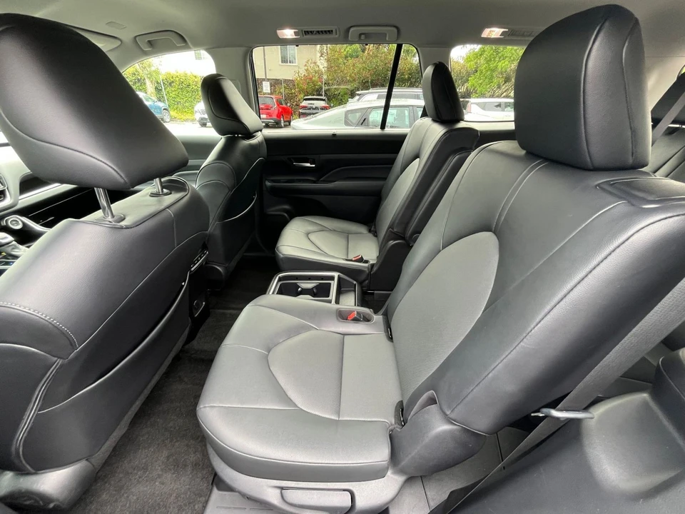 2025 Toyota Highlander - Image 28 of 31