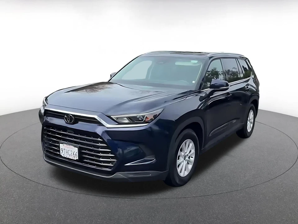 2025 Toyota Highlander - Image 7 of 31