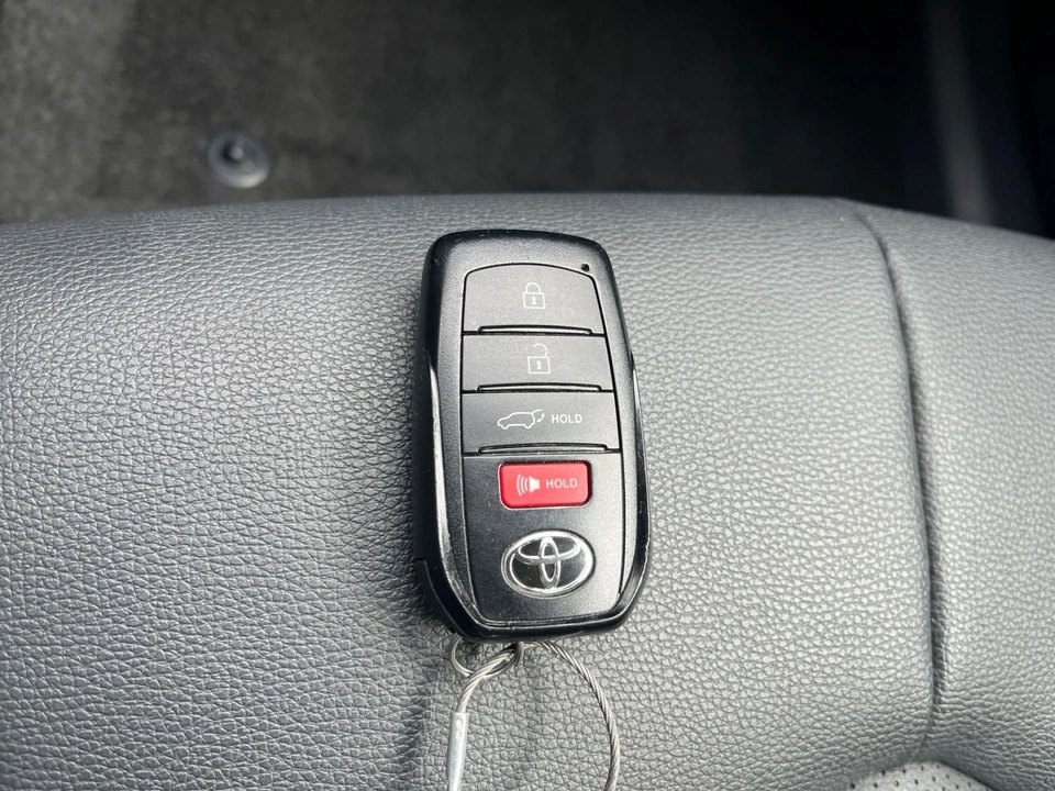 2025 Toyota Highlander - Image 22 of 31