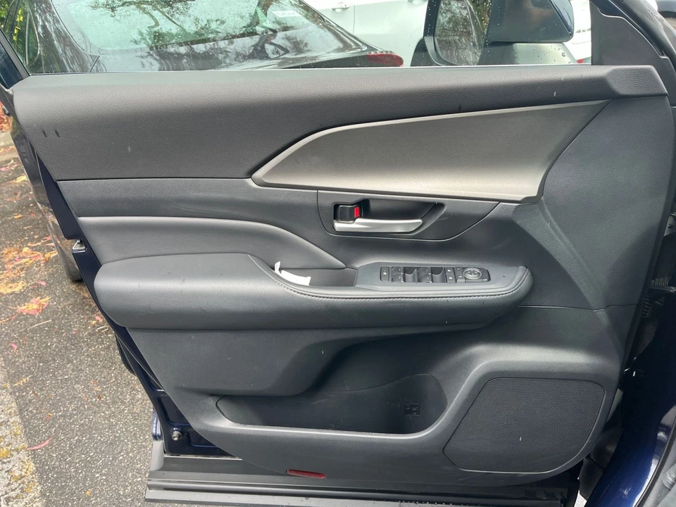 2025 Toyota Highlander - Image 20 of 31