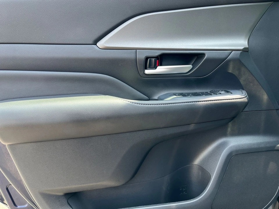 2025 Toyota Highlander - Image 20 of 31