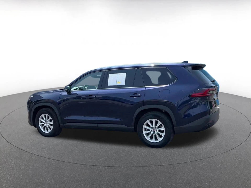 2025 Toyota Highlander - Image 11 of 31