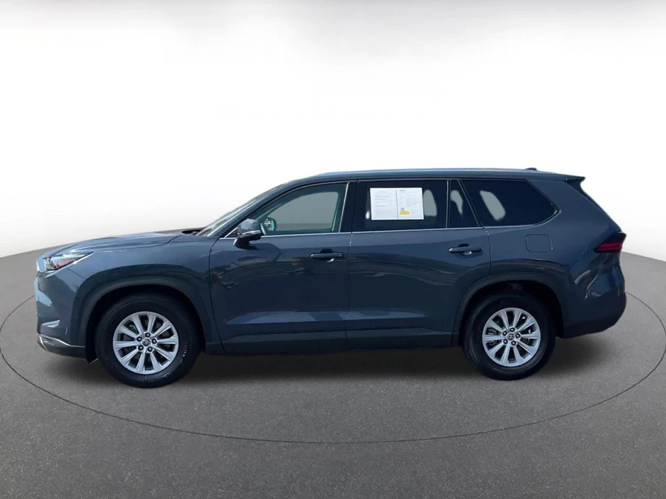 2025 Toyota Highlander - Image 9 of 31
