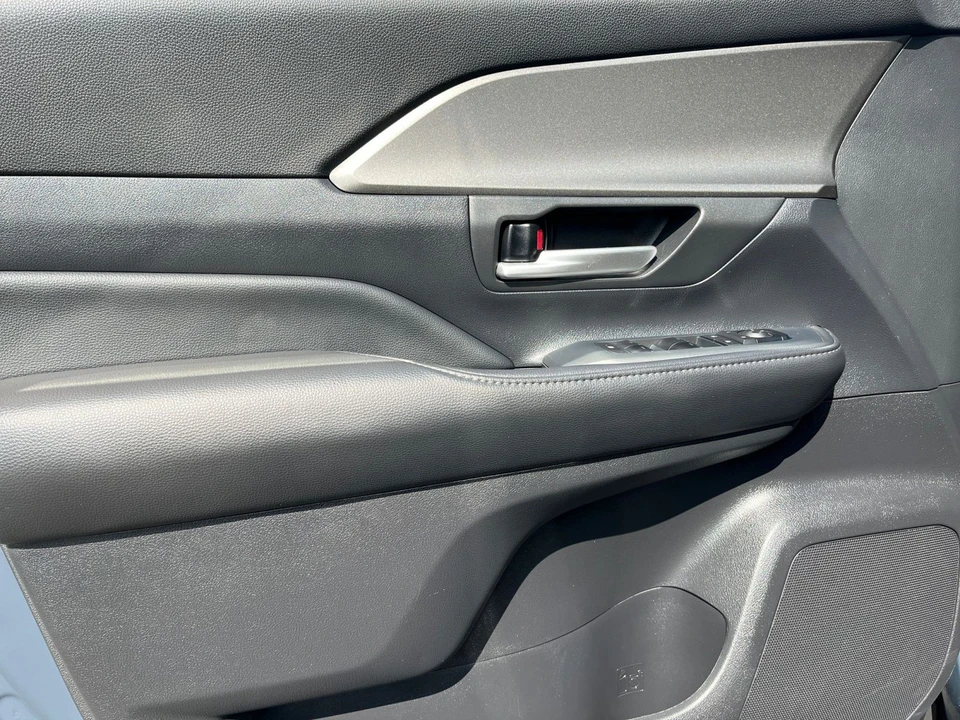 2025 Toyota Highlander - Image 20 of 31
