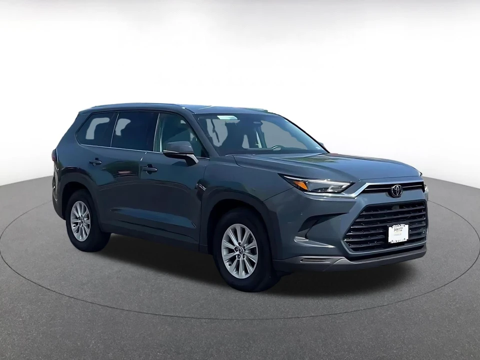 2025 Toyota Highlander - Image 2 of 31